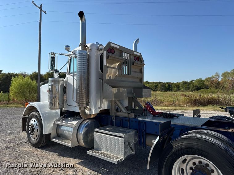 image for item FC4299 2004 Peterbilt 378 semi truck