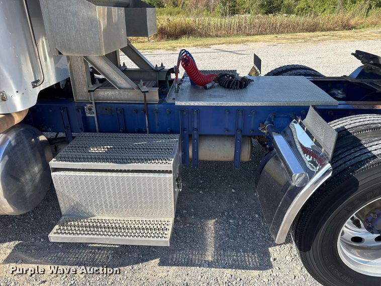 image for item FC4299 2004 Peterbilt 378 semi truck