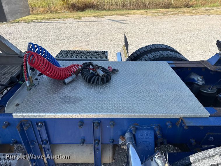 image for item FC4299 2004 Peterbilt 378 semi truck
