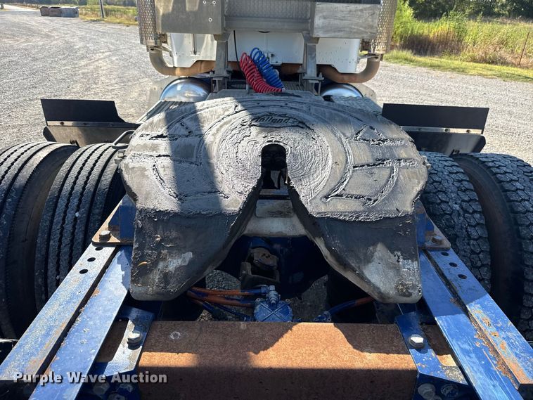 image for item FC4299 2004 Peterbilt 378 semi truck