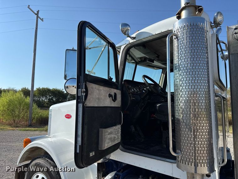 image for item FC4299 2004 Peterbilt 378 semi truck