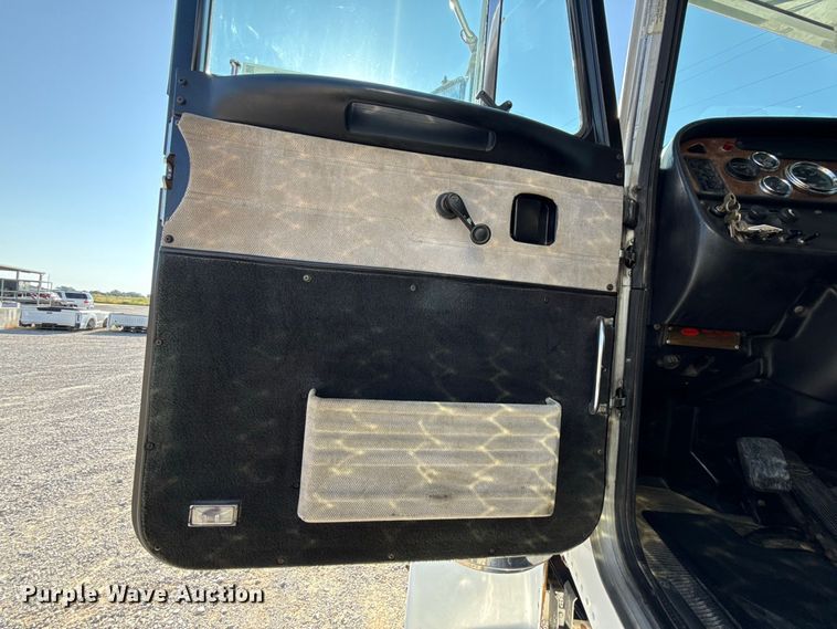 image for item FC4299 2004 Peterbilt 378 semi truck