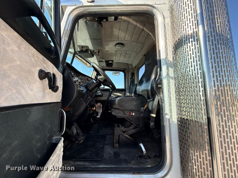 image for item FC4299 2004 Peterbilt 378 semi truck