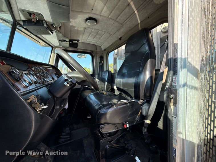 image for item FC4299 2004 Peterbilt 378 semi truck