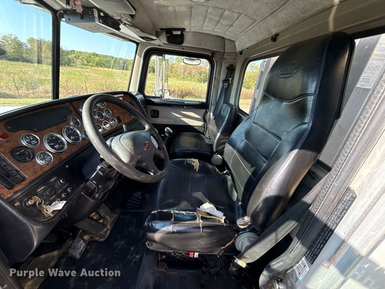 image for item FC4299 2004 Peterbilt 378 semi truck