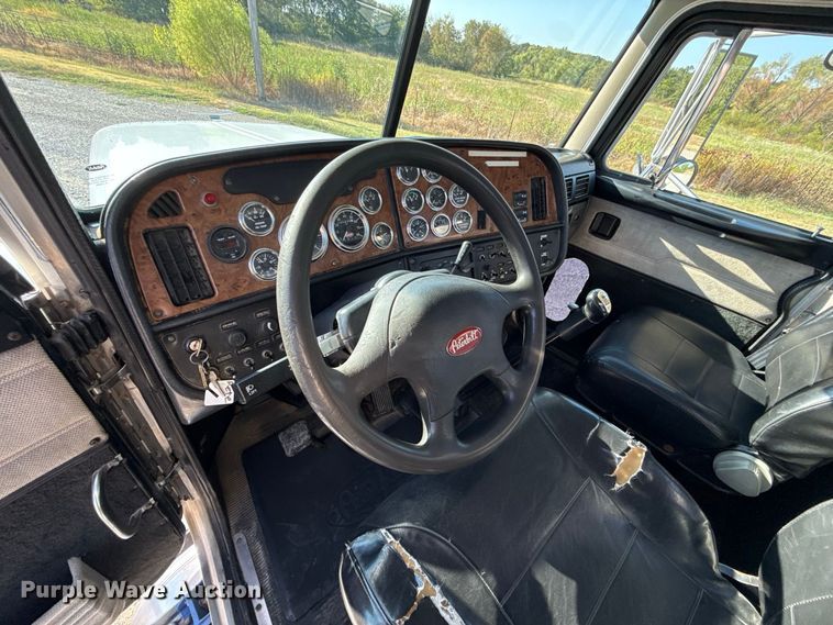 image for item FC4299 2004 Peterbilt 378 semi truck