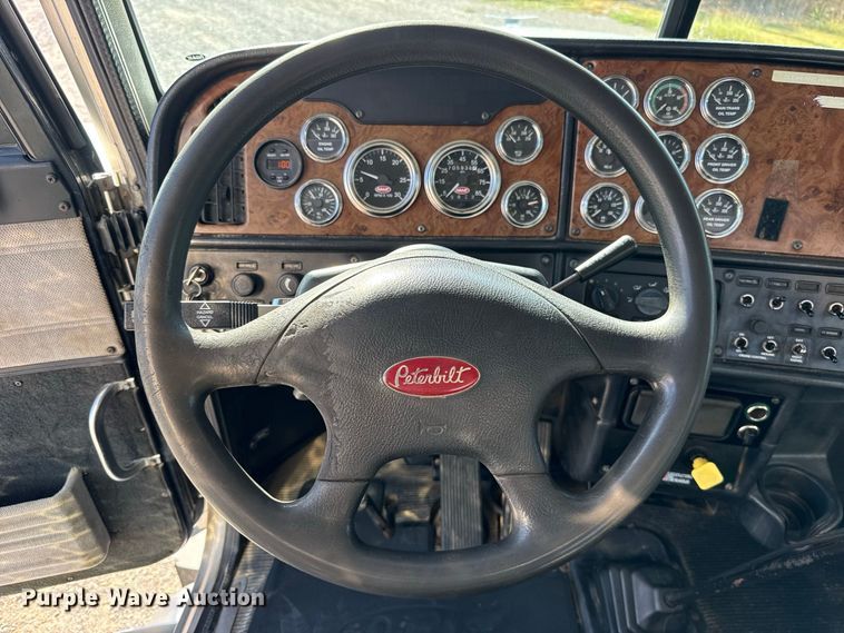 image for item FC4299 2004 Peterbilt 378 semi truck