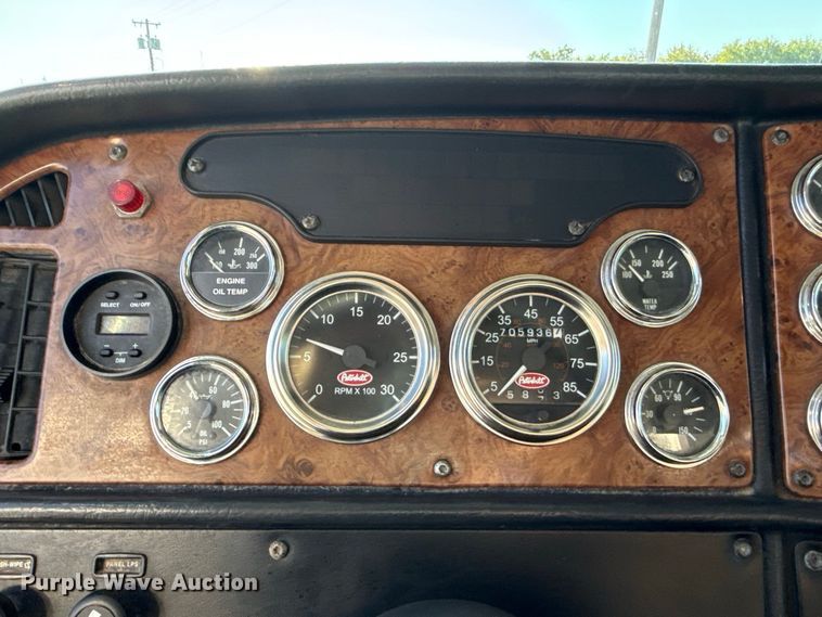image for item FC4299 2004 Peterbilt 378 semi truck