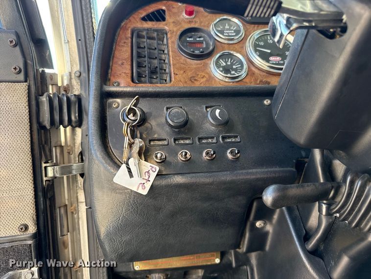 image for item FC4299 2004 Peterbilt 378 semi truck