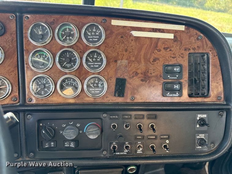 image for item FC4299 2004 Peterbilt 378 semi truck