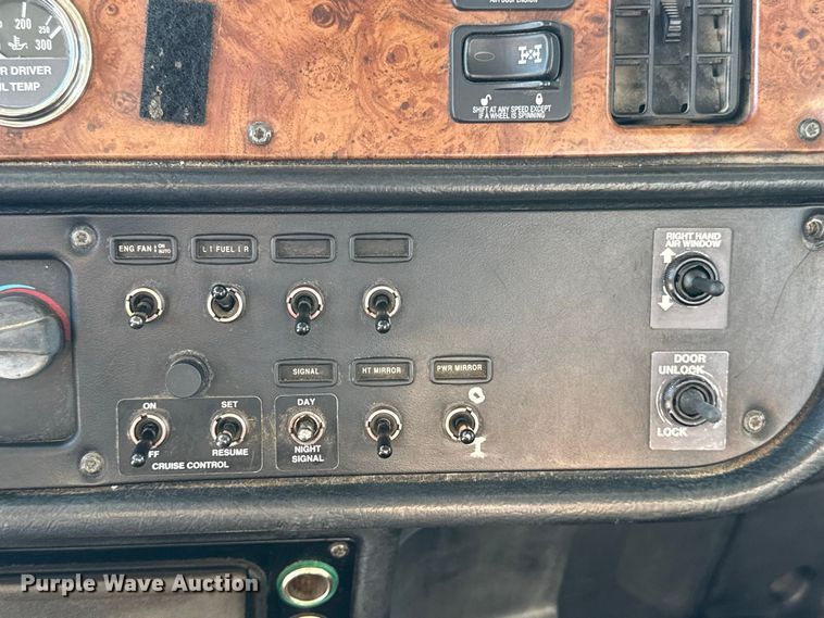 image for item FC4299 2004 Peterbilt 378 semi truck