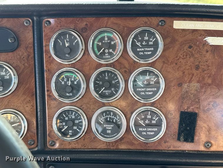 image for item FC4299 2004 Peterbilt 378 semi truck