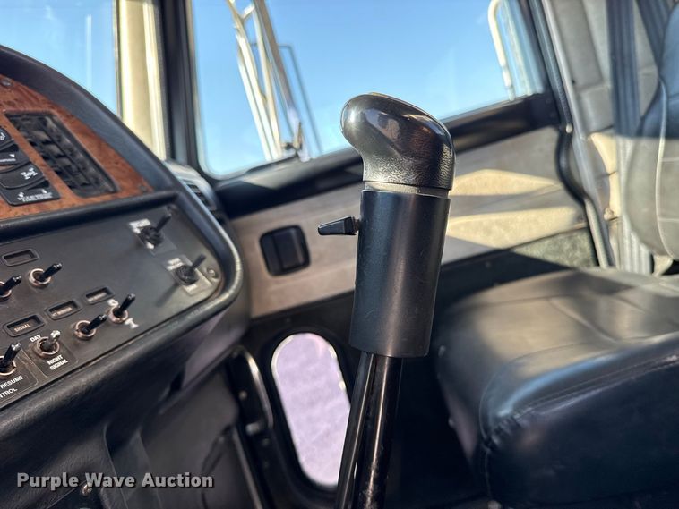 image for item FC4299 2004 Peterbilt 378 semi truck
