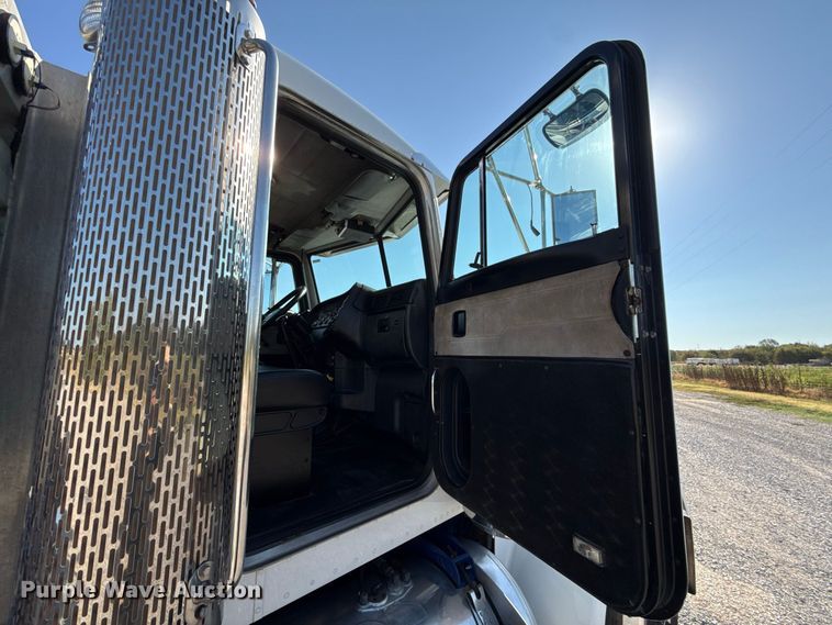 image for item FC4299 2004 Peterbilt 378 semi truck