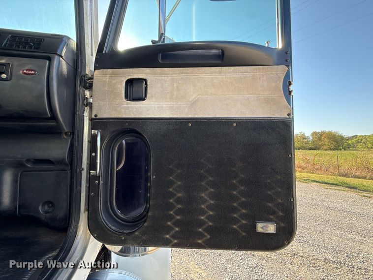 image for item FC4299 2004 Peterbilt 378 semi truck