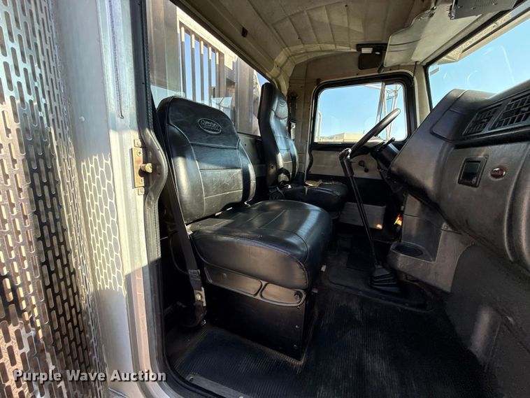 image for item FC4299 2004 Peterbilt 378 semi truck