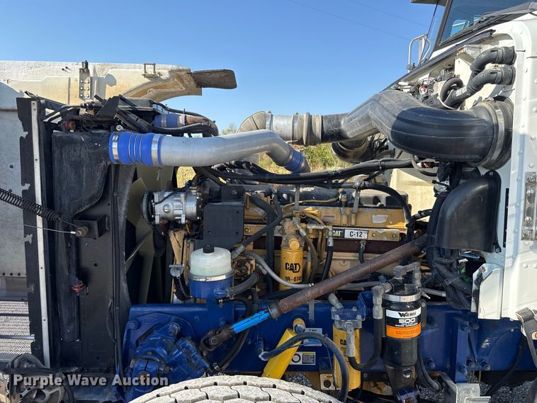 image for item FC4299 2004 Peterbilt 378 semi truck