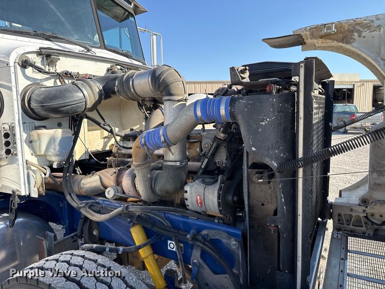 image for item FC4299 2004 Peterbilt 378 semi truck