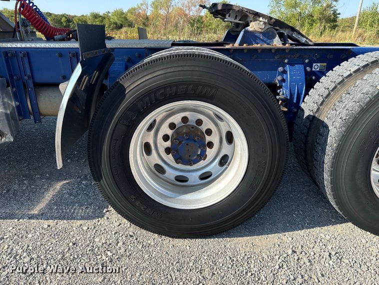 image for item FC4299 2004 Peterbilt 378 semi truck