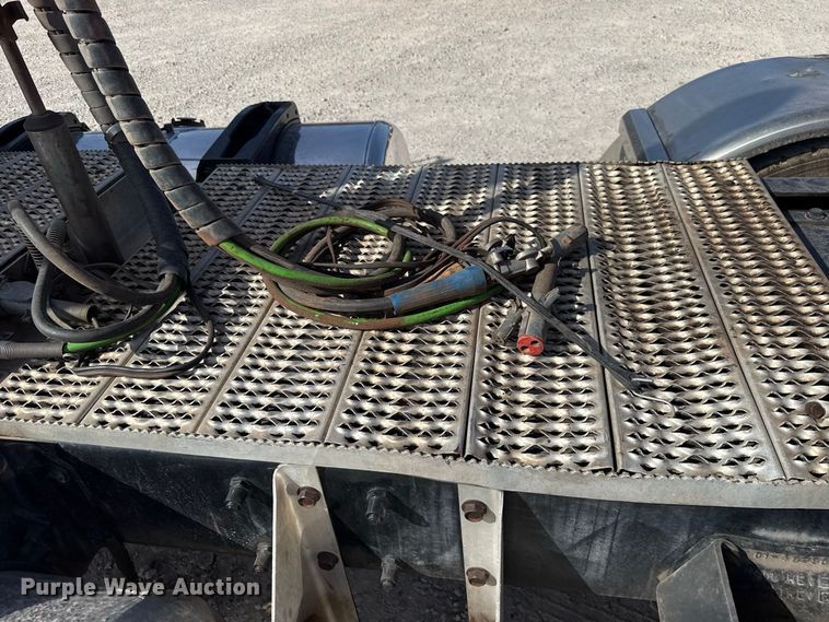 image for item FC4356 2008 Peterbilt 389 semi truck