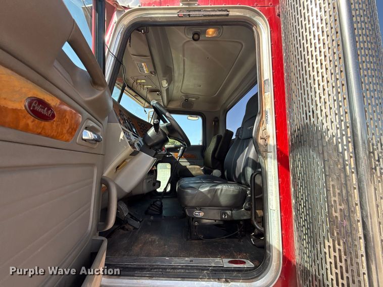 image for item FC4356 2008 Peterbilt 389 semi truck