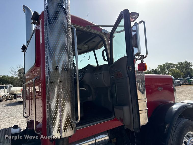 image for item FC4356 2008 Peterbilt 389 semi truck