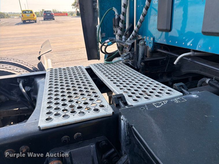 image for item FH6375 2017 Kenworth T680 semi truck