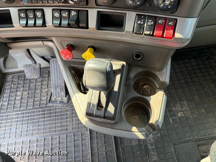 image for item FH6375 2017 Kenworth T680 semi truck