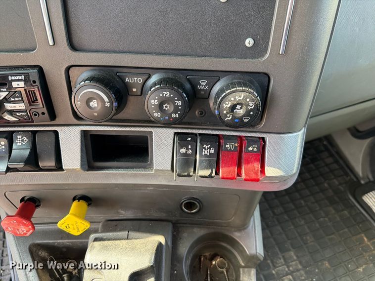 image for item FH6375 2017 Kenworth T680 semi truck