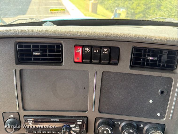 image for item FH6375 2017 Kenworth T680 semi truck