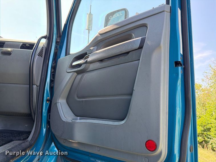 image for item FH6375 2017 Kenworth T680 semi truck