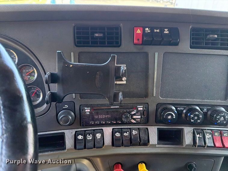 image for item FH6376 2018 Kenworth T680 semi truck