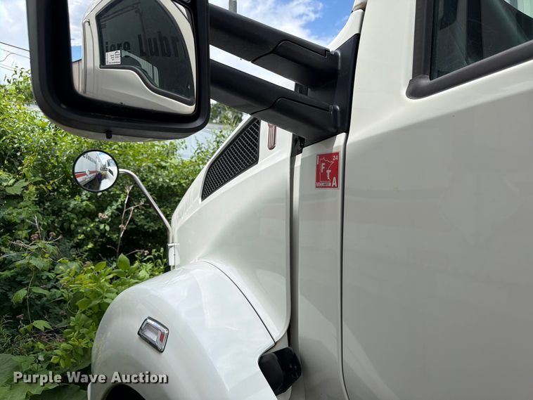 image for item FK0290 2016 Kenworth T880 semi truck