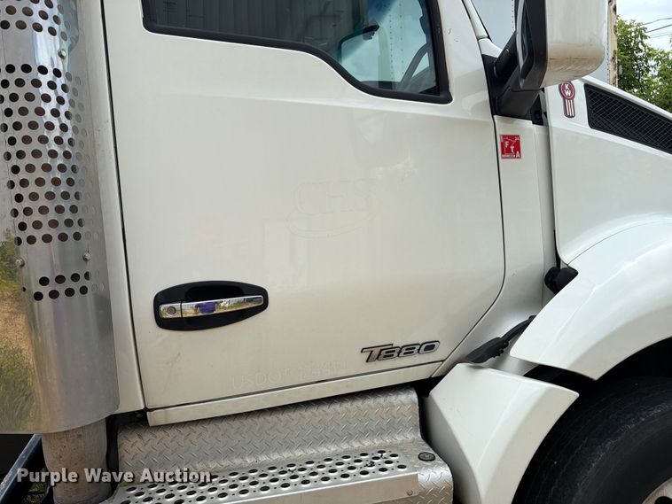 image for item FK0290 2016 Kenworth T880 semi truck