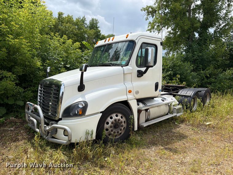 image for item FK0291 2015 Freightliner Cascadia semi truck