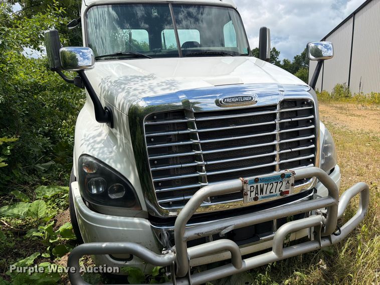 image for item FK0291 2015 Freightliner Cascadia semi truck