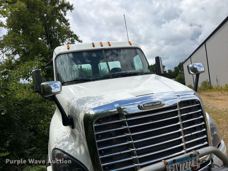 image for item FK0291 2015 Freightliner Cascadia semi truck