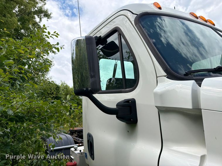 image for item FK0291 2015 Freightliner Cascadia semi truck