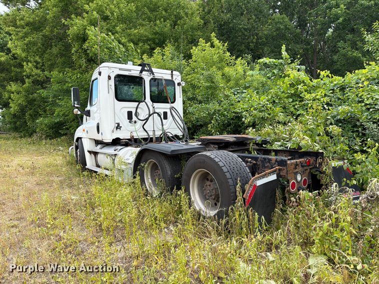 image for item FK0291 2015 Freightliner Cascadia semi truck