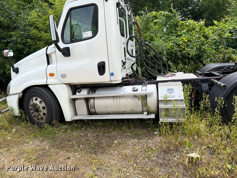image for item FK0291 2015 Freightliner Cascadia semi truck