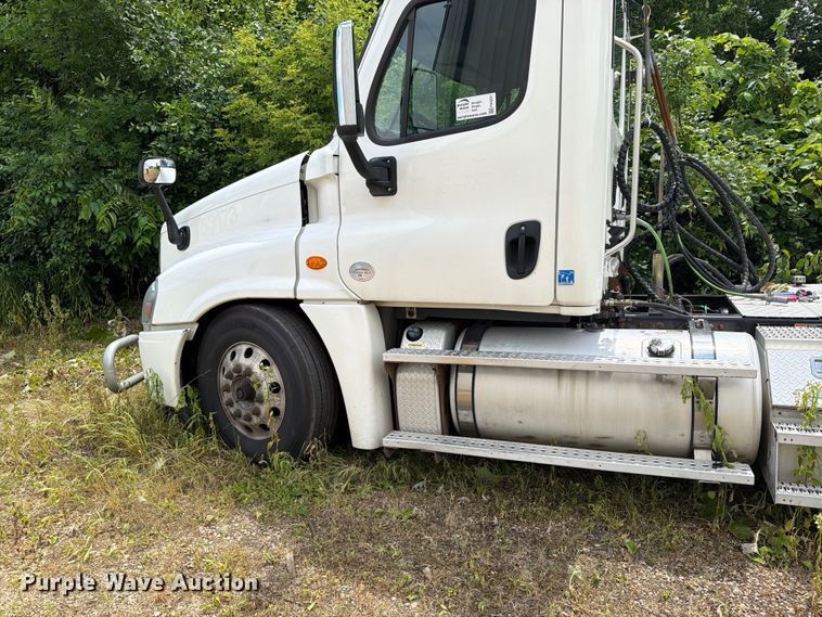 image for item FK0291 2015 Freightliner Cascadia semi truck