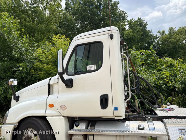 image for item FK0291 2015 Freightliner Cascadia semi truck