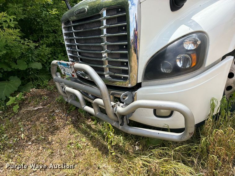 image for item FK0291 2015 Freightliner Cascadia semi truck