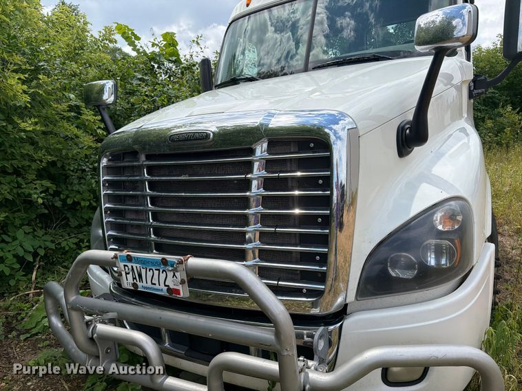 image for item FK0291 2015 Freightliner Cascadia semi truck