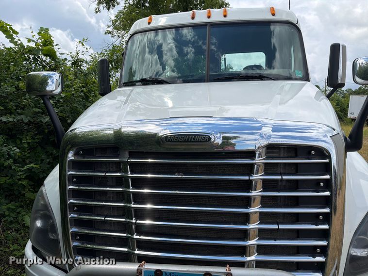 image for item FK0291 2015 Freightliner Cascadia semi truck