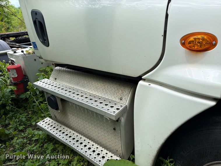 image for item FK0291 2015 Freightliner Cascadia semi truck