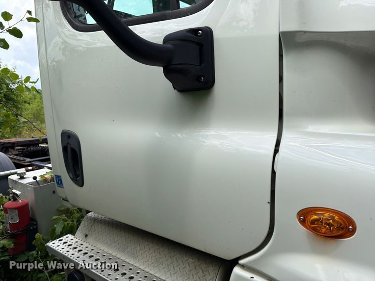 image for item FK0291 2015 Freightliner Cascadia semi truck