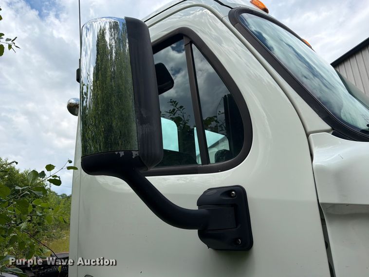 image for item FK0291 2015 Freightliner Cascadia semi truck
