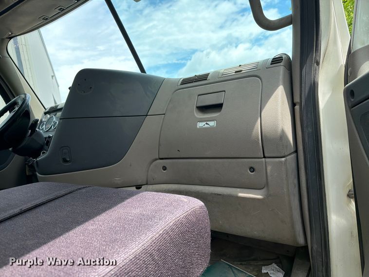 image for item FK0291 2015 Freightliner Cascadia semi truck