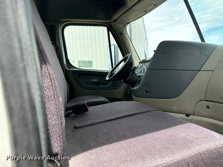 image for item FK0291 2015 Freightliner Cascadia semi truck